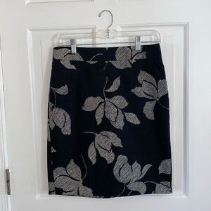 🔥3/$20🔥 Ann Taylor black pencil skirt with leaf pattern size 8P